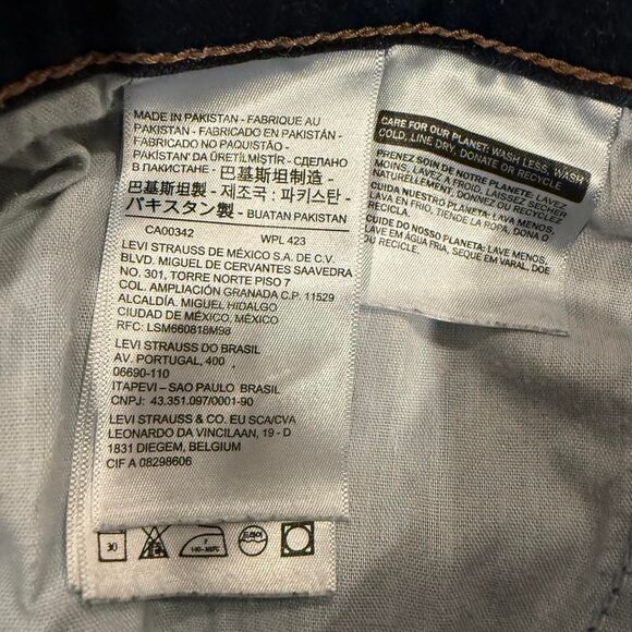 Levi's Women's Dark Wash Blue Skinny Jeans - EUC - Picture 4 of 5